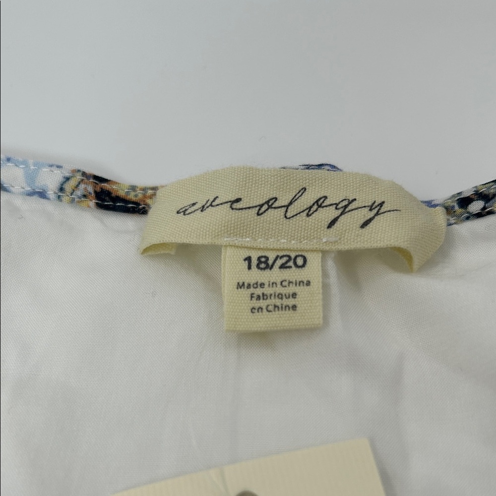 Elegant Blue and White Patterned Blouse - Picture 9 of 16